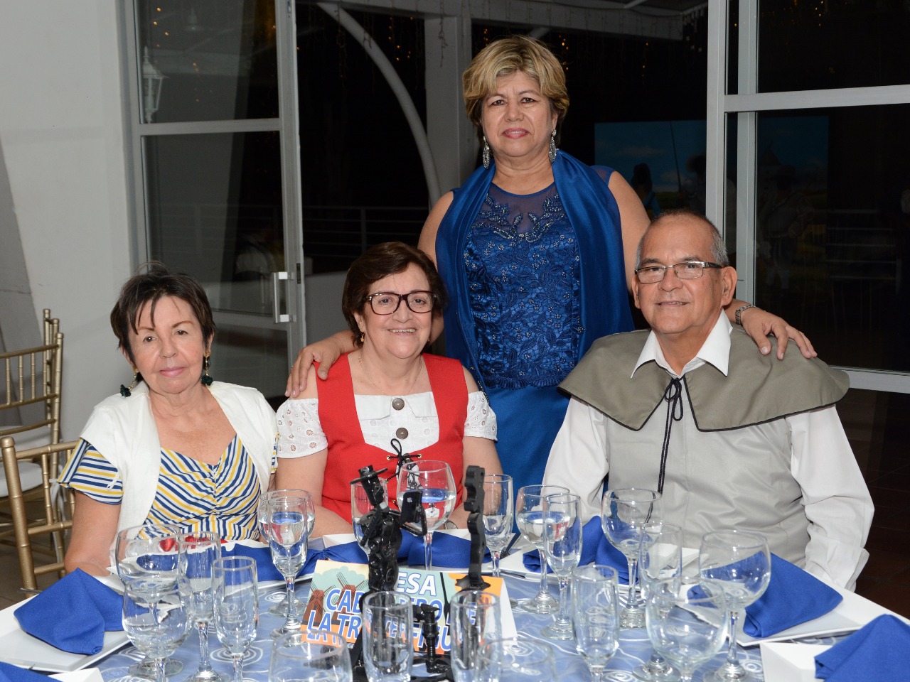 Marina de Bautista, Nury Galindo, Esperanza Esquivel y Gustavo Gómez.